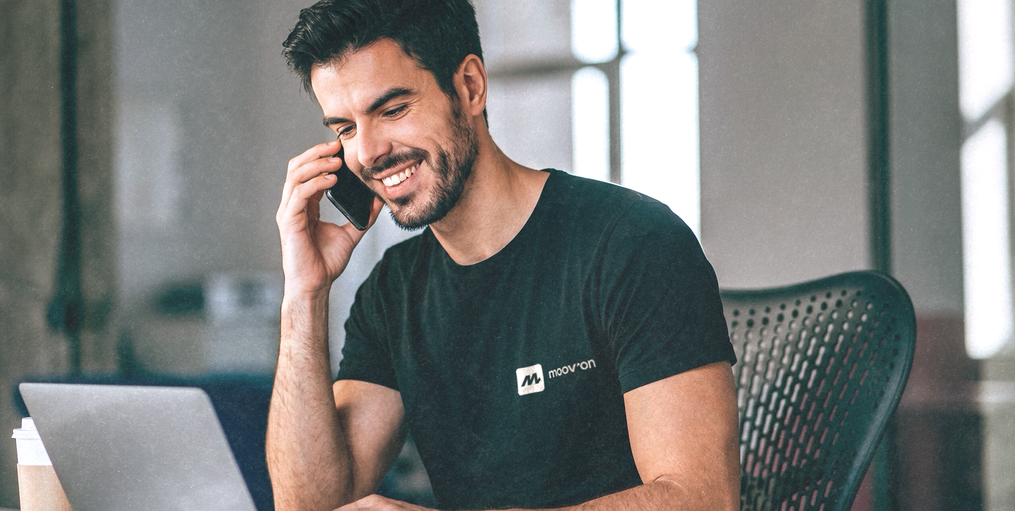 Conseiller Moov'On au téléphone à son bureau