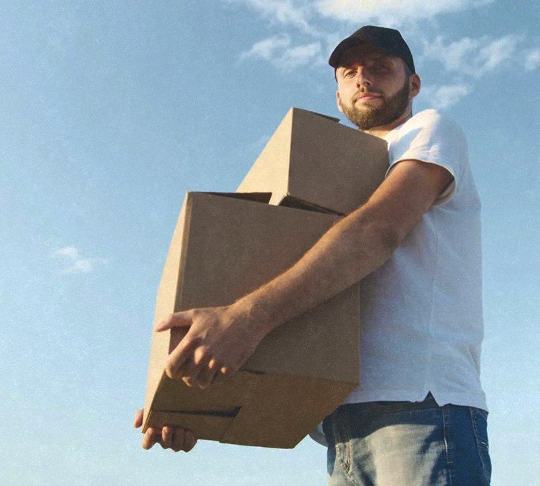 Manutentionnaire portant des cartons