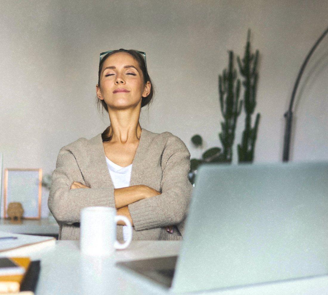 Collaboratrice en pause de respiration à son bureau