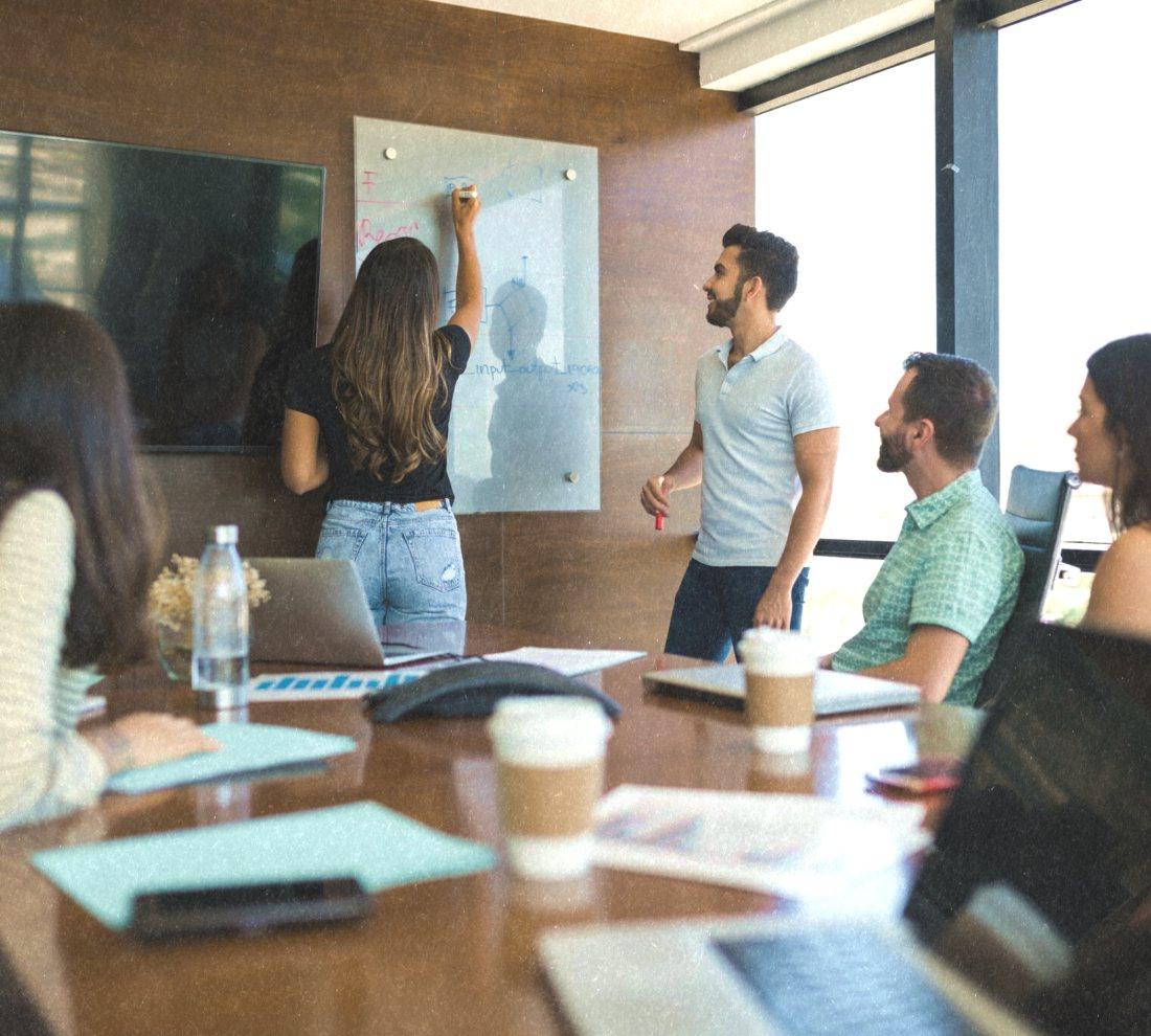 Équipe en atelier de travail autour d'un tableau