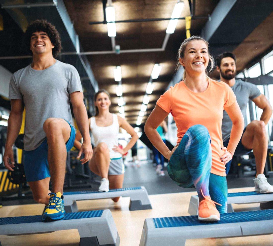 Cours collectif de step en salle de sport