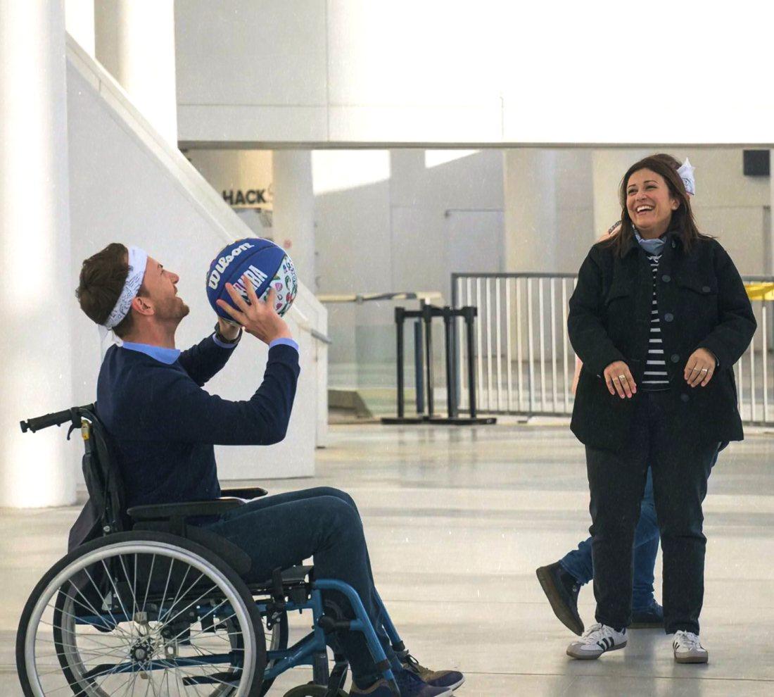 Basket en fauteuil lors d'un teambuilding inclusif