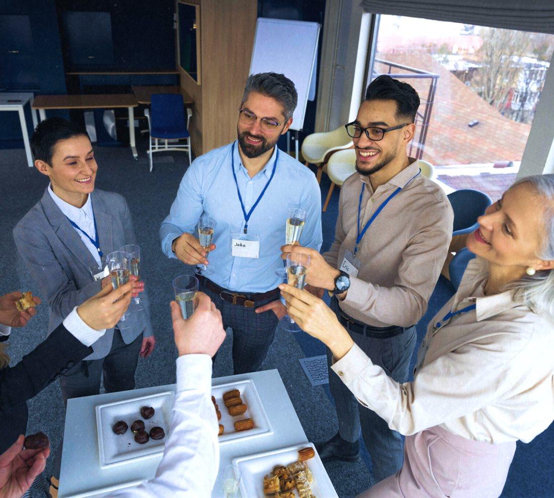 Participants trinquant lors d'un séminaire