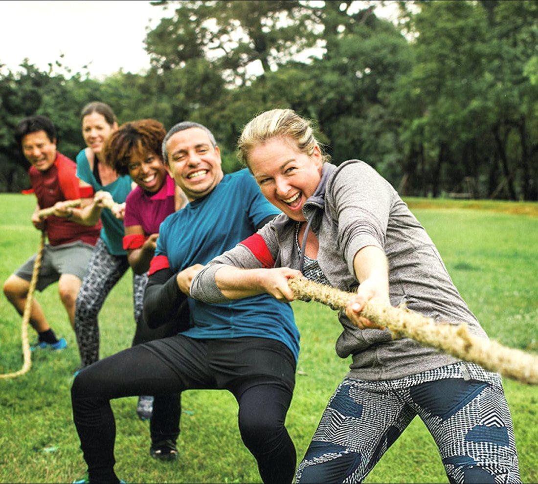 Équipe tirant à la corde lors d'un challenge sportif
