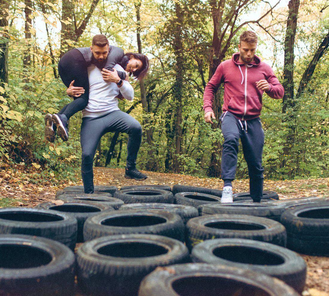 Parcours d'obstacles en forêt lors d'un événement sur mesure