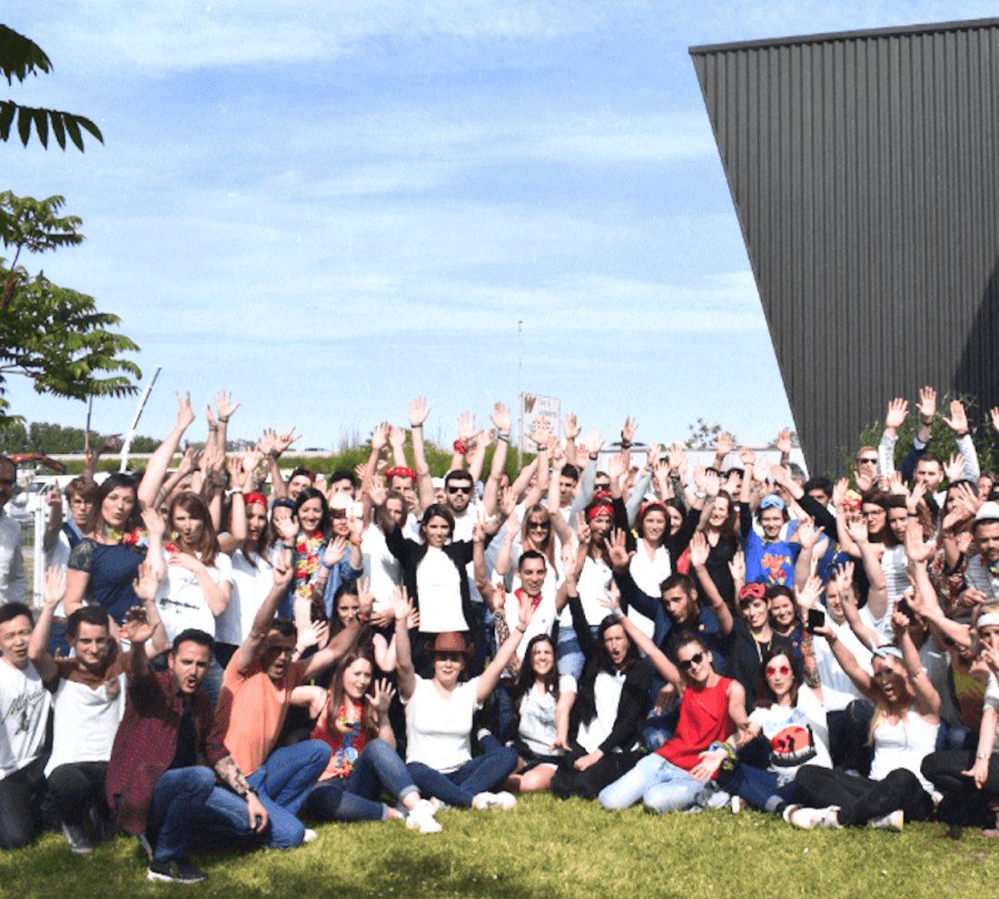 Photo de groupe après des olympiades d'entreprise